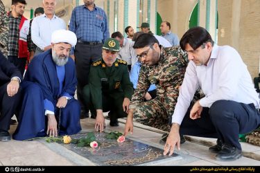 گزارش تصویری| عطر افشانی و غبارروبی قبور مطهر شهدای شهر خورموج به مناسبت هفته دفاع مقدس