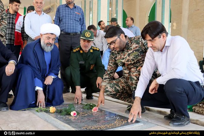 گزارش تصویری| عطر افشانی و غبارروبی قبور مطهر شهدای شهر خورموج به مناسبت هفته دفاع مقدس